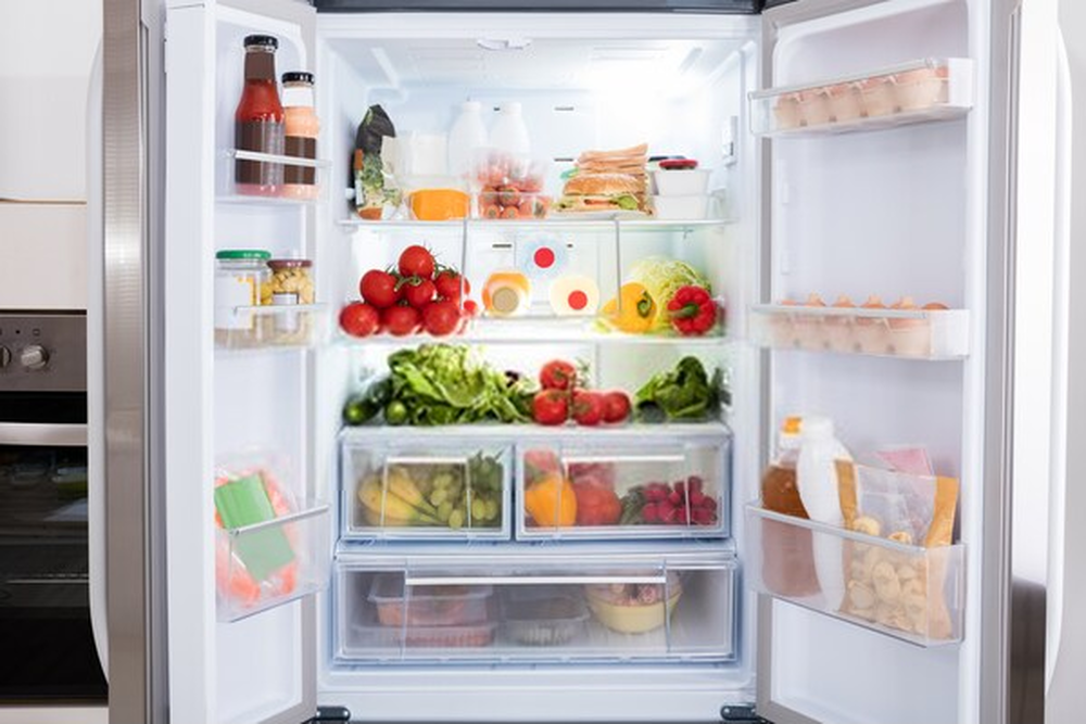 Thực phẩm cần được bảo quản trong tủ lạnh với nhiệt độ dưới 4 độ C để ngăn ngừa vi khuẩn tấn công.