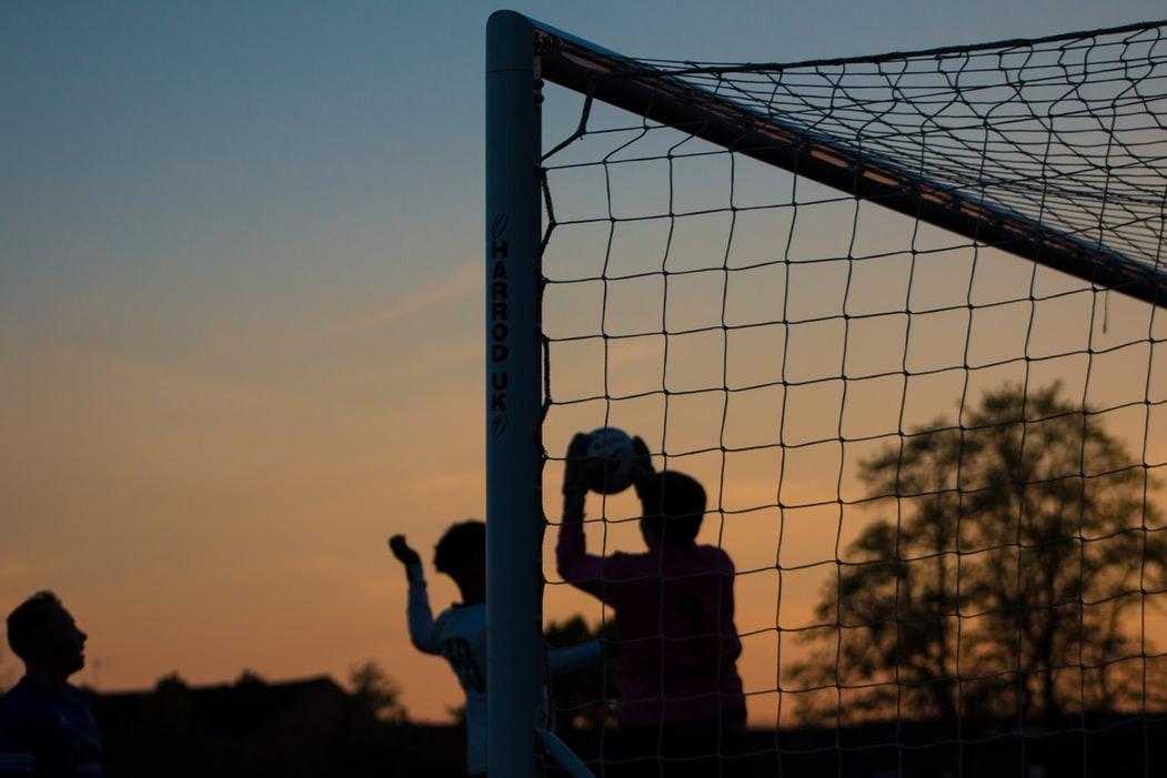 Bóng đá là một trong những môn thể thao giúp bạn kéo dài tuổi thọ vì tính chất tương tác cao