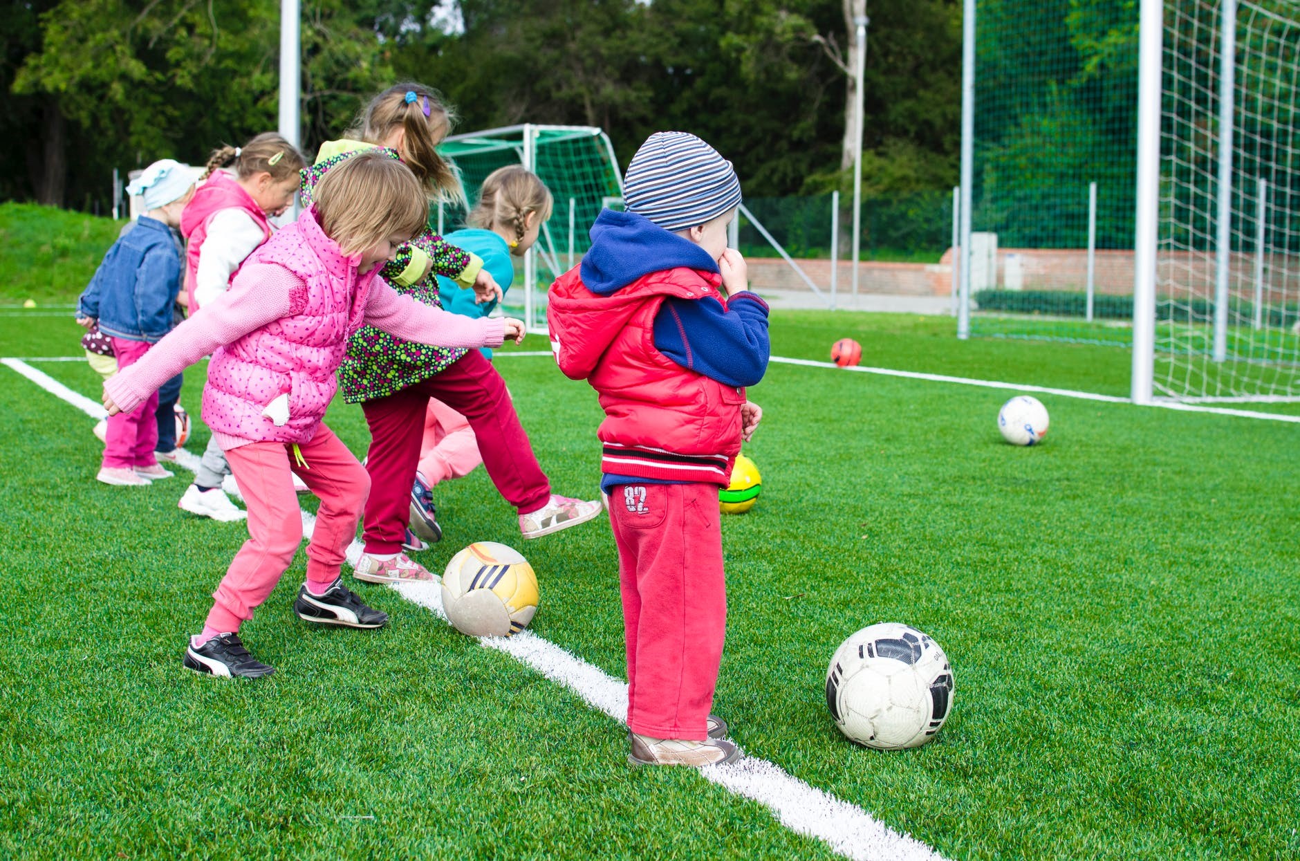 Bóng đá là môn thể thao phổ biến và dễ dàng cho các bé luyện tập để tăng chiều cao