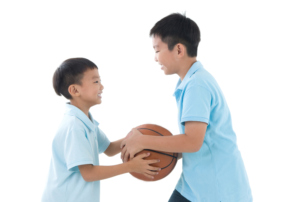 Môn thể thao đồng đội như bóng rổ giúp trẻ hòa đồng