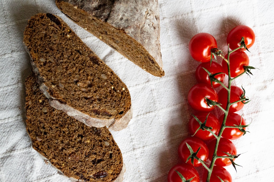 Bánh mì đen nguyên cám là một thực phẩm giàu chất xơ, tốt cho hệ tiêu hóa