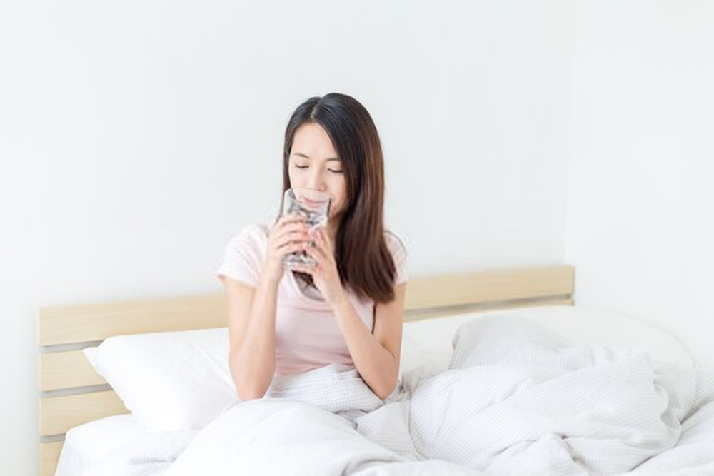 Uống nước trước khi đi ngủ khoảng 30 phút – 1 giờ
