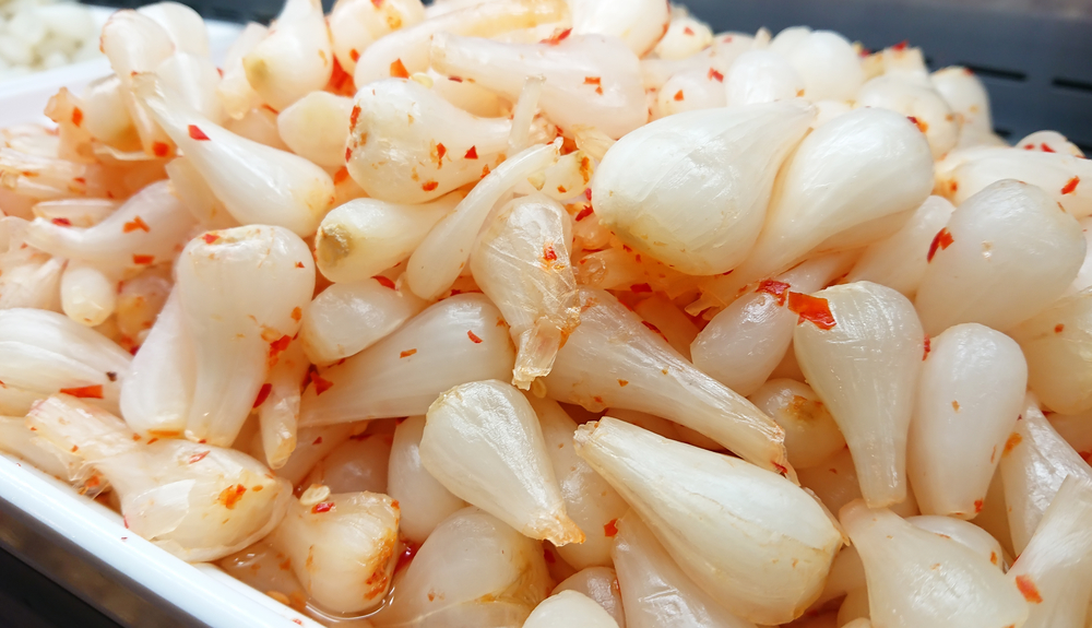 Củ kiệu muối, dưa hành muối luôn là món ăn kèm ưa thích của người Việt nhưng cũng thường chứa hàm lượng muối cao