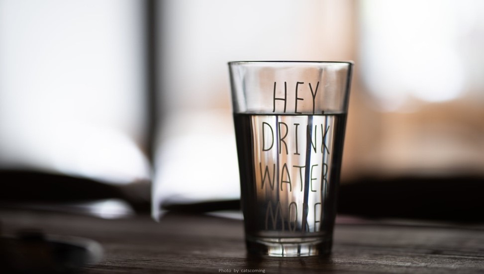 Mỗi người nên tạo thói quen uống đủ lượng nước cần thiết mỗi ngày