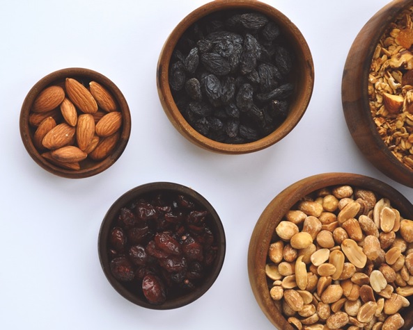 Có nhiều loại hạt có sẵn như hạnh nhân, macadamia và hạt thông chứa một lượng axit béo omega-3 đáng kể, giúp giải phóng serotonin vào máu