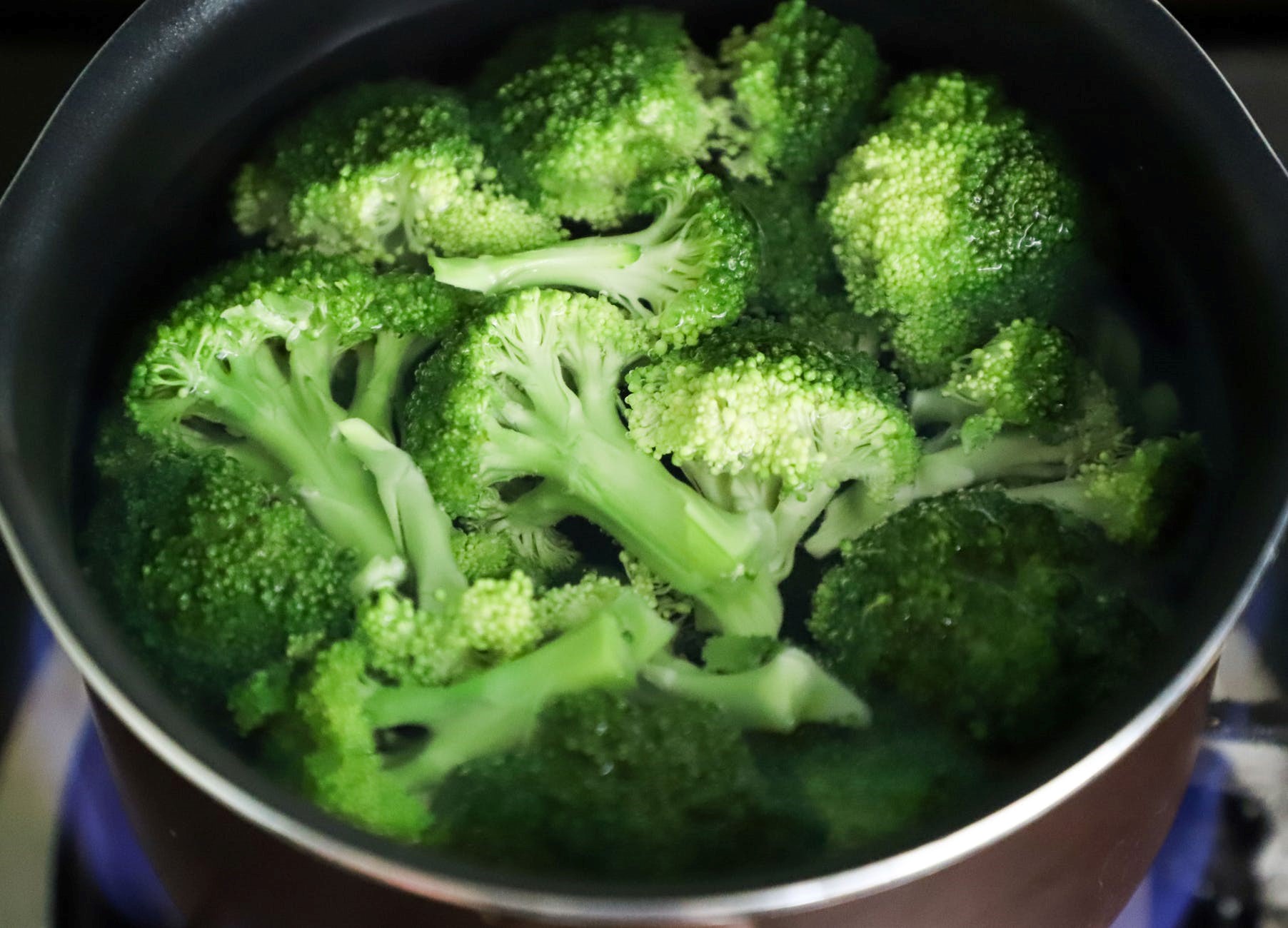 Bông cải xanh có thể làm salad hoặc chế biến thành các món ăn
