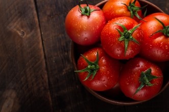 Trong cà chua chưa nhiều chất nhựa và các axit