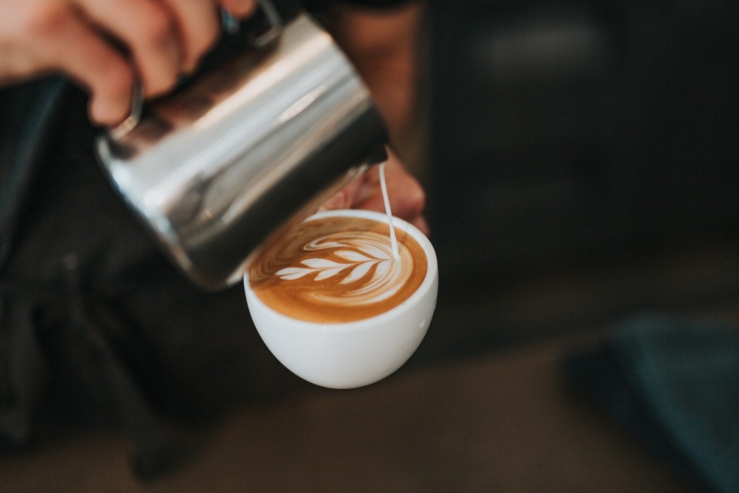 Caffeine có trong cà phê giúp cải thiện chức năng não bộ.