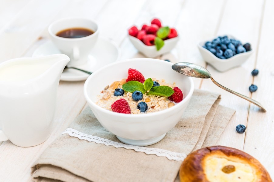 Protein trong sữa chua tăng cường năng lượng cho bạn vào buổi sáng. Flavanol trong ca cao giúp ngon miệng và bảo vệ tim mạch, dâu tây cung cấp chất xơ và vị ngọt.