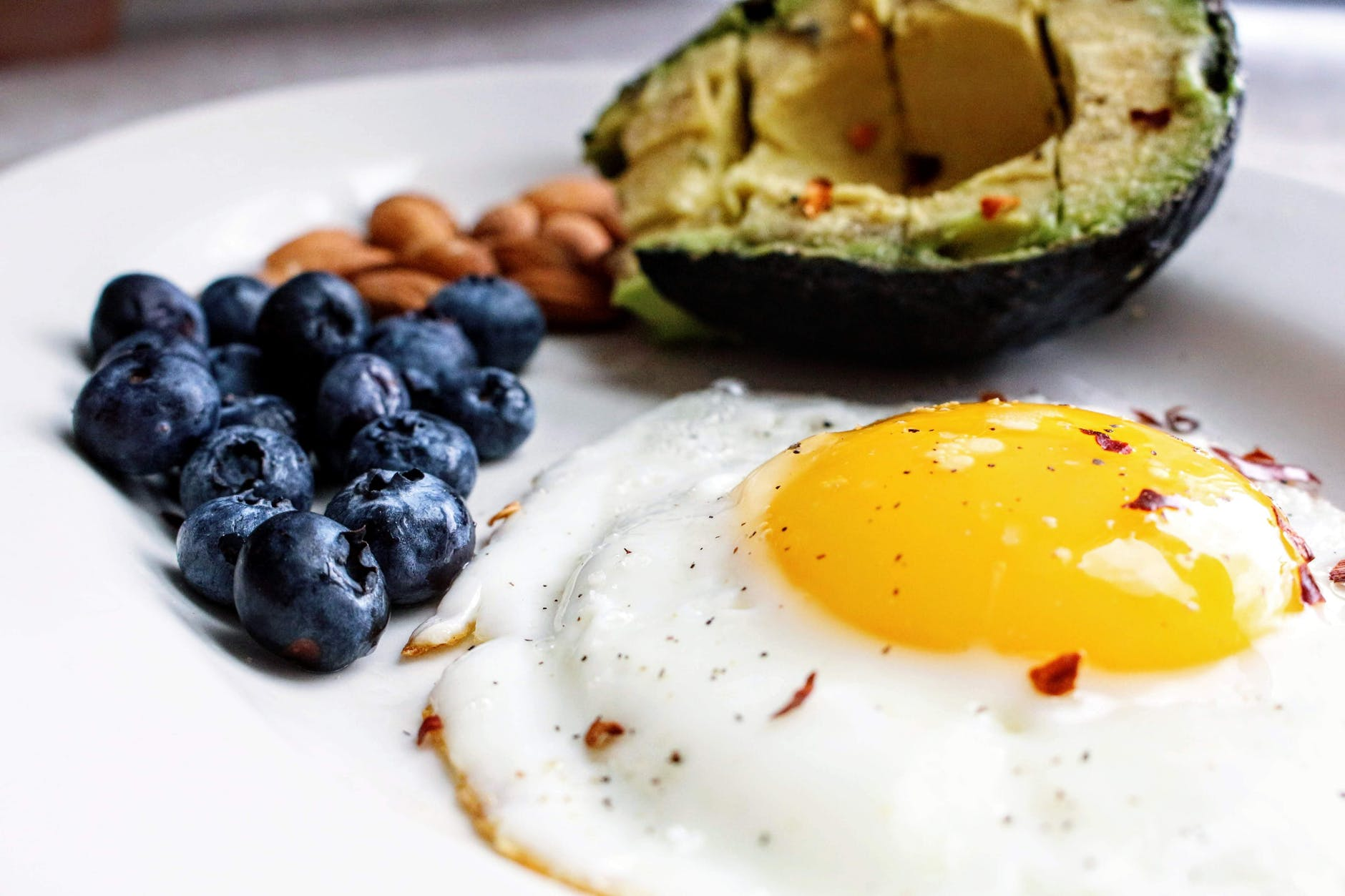 Trứng ốp la có thể ăn kèm thêm với salad hoặc rau quả để ngon hơn và dễ ăn hơn