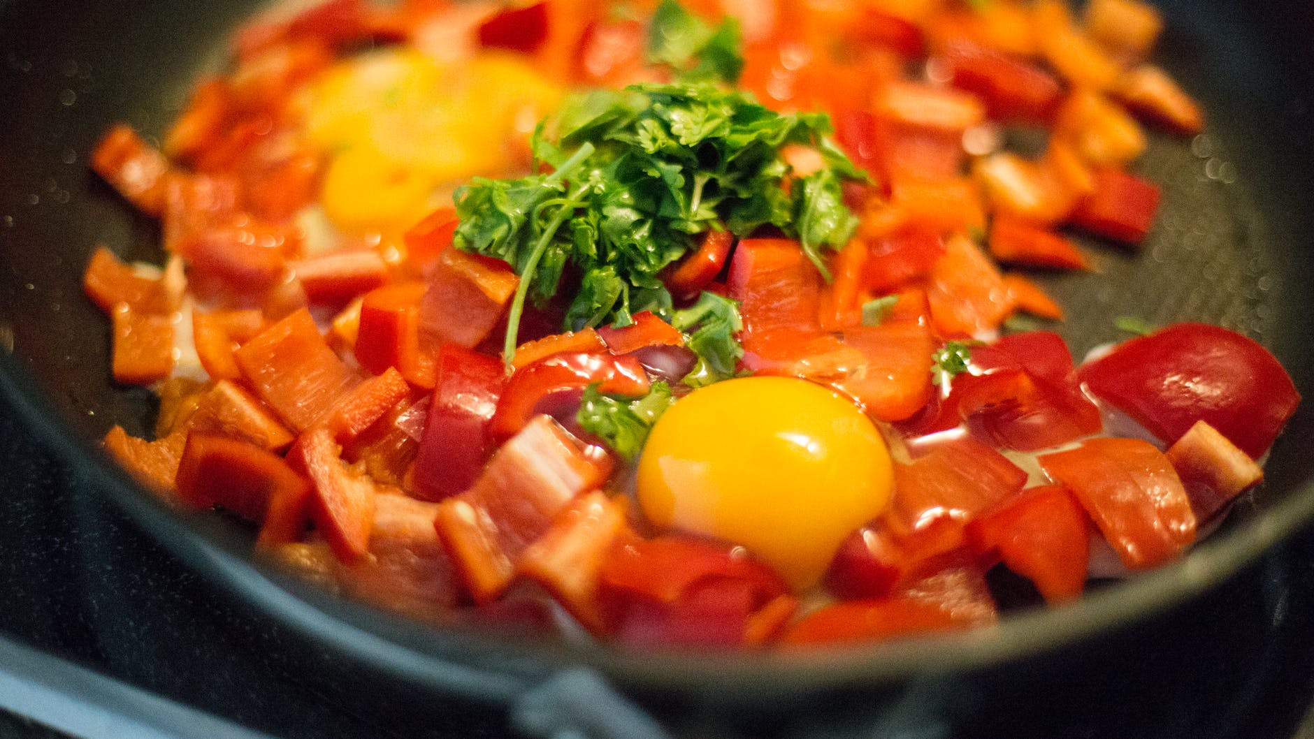 Trứng kết hợp với cà chua giúp bữa ăn thêm phần hấp dẫn và giảm đi độ “ngấy”