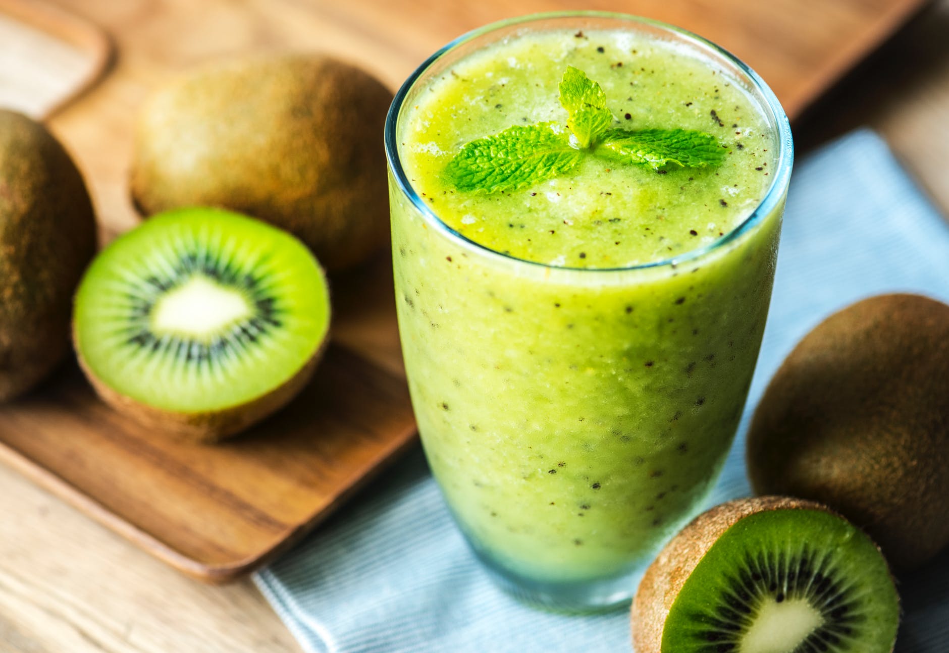 Kiwi chứa lượng cao vitamin C vào khoảng 70mg cho mỗi 100g