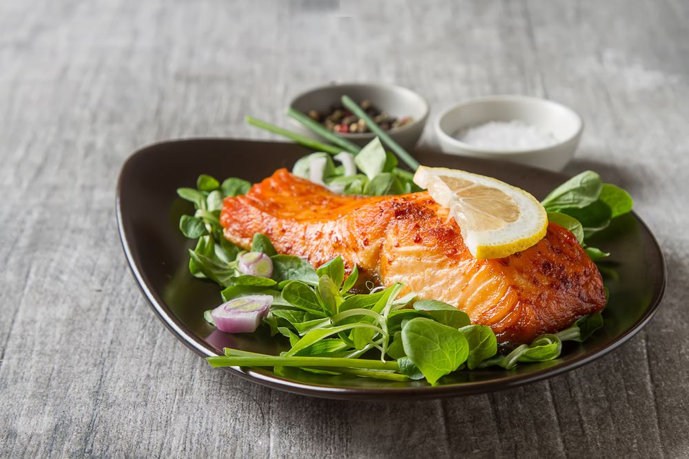 Cá hồi chứa axit béo omega 3 giúp cải thiện chức năng não bộ