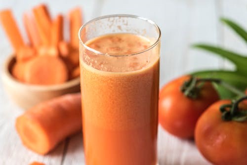 Nước ép cà rốt kết hợp cả với cà chua cực kì mát và giúp ngon miệng hơn