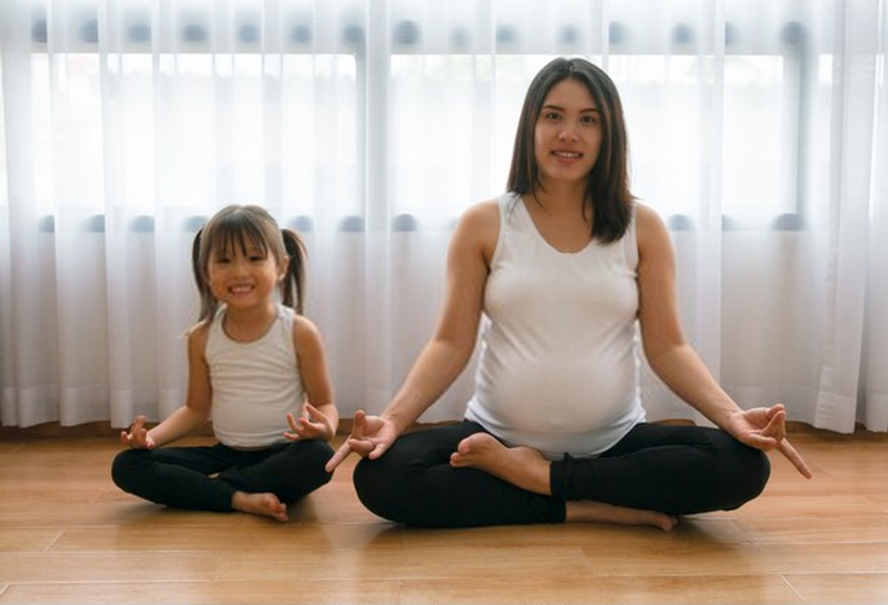 Tập yoga hoặc những bài tập nhẹ nhàng để hồi phục sức khỏe một cách an toàn và nhanh chóng.
