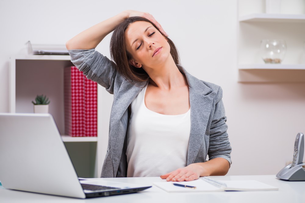 Thực hiện động tác kéo giãn các cơ ngay tại bàn làm việc để giảm căng thẳng