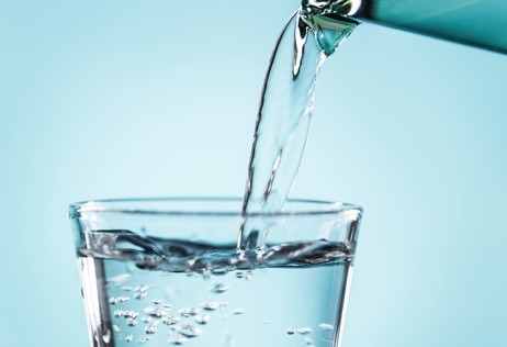 Uống ít nước là một trong những nguyên nhân gây ra sỏi thận