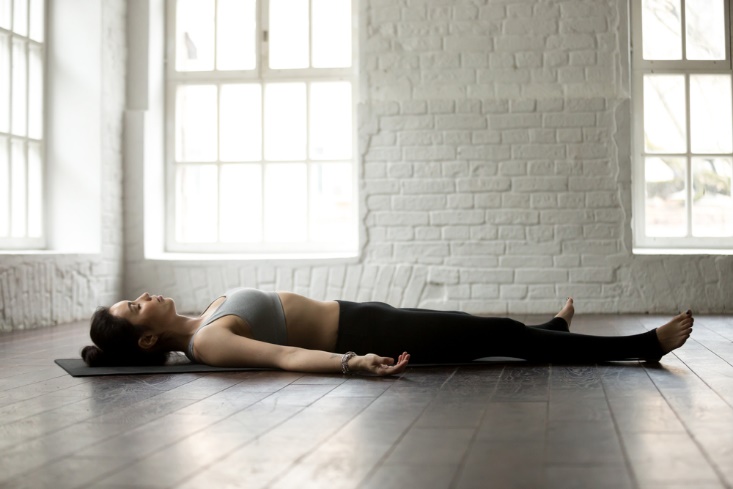 Động tác xác chết Yoga tốt cho tiêu hóa