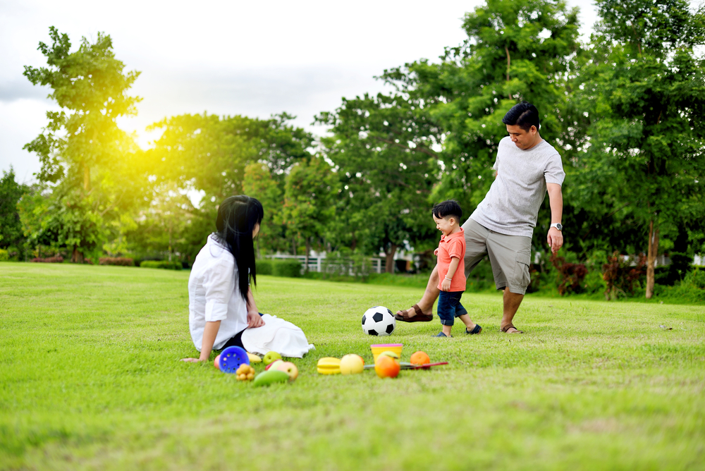 Bóng đá giúp trẻ hoạt bát hơn và khiến cho trẻ trở nên hòa đồng hơn