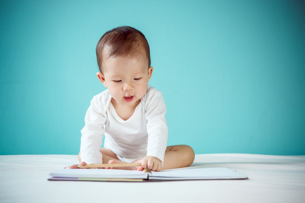 Dạy bé lật trang sách, lắp hình khối trong giai đoạn trẻ từ 7 – 9 tháng tuổi