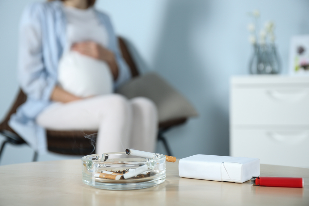Khói thuốc là một trong những mối nguy hại đối với mẹ và thai nhi